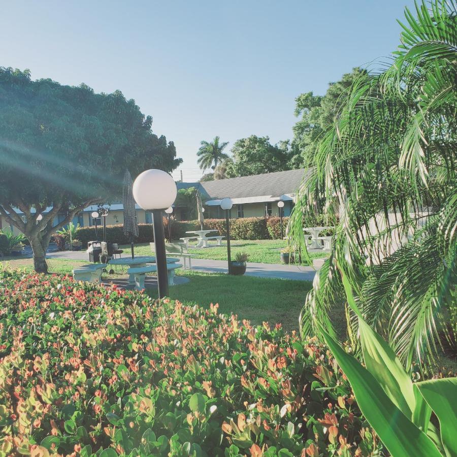 Tropical Palm Motel North Fort Myers Bagian luar foto